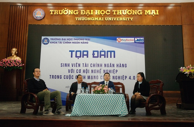 Đáp câu hỏi “Em muốn mức lương thế nào” để vẹn lòng đôi bên? - 1
Khách mời tọa đàm là những chuyên gia đến từ các Tổ chức trung gian tài chính có uy tín. Từ trái sang phải: Ông Lê Đức Phương, ông Nguyễn Bá Đức, ông Hoàng Anh Minh và MC chương trình.
