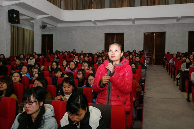 Đáp câu hỏi “Em muốn mức lương thế nào” để vẹn lòng đôi bên? - 3 Tọa đàm thu hút đông đảo sinh viên tham dự, các bạn hào hứng đặt câu hỏi.
