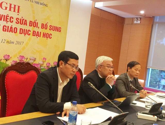 Không phân biệt bằng tại chức - chính quy: Thứ trưởng Bộ Giáo dục lên tiếng - 1
Thứ trưởng Bộ GD&ĐT Nguyễn Văn Phúc (ngoài cùng bên trái) chủ trì Hội nghị.