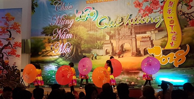Người Việt rộn ràng đón Xuân Mậu Tuất trên nước Đức - 4 Đây là dịp để các em gặp gỡ nói tiếng Việt, diện những bộ trang phục truyền thống, hiểu và yêu hơn đất nước quê hương.