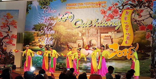 Người Việt rộn ràng đón Xuân Mậu Tuất trên nước Đức - 7 Hơn 30 năm sinh sống và làm việc tại đây, kiều bào vẫn không quên những câu hò, những làn điệu chèo, những điệu múa truyền thống và biển đảo quê hương.