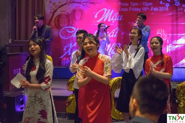 Tết Sum Vầy của Hội Thanh niên sinh viên Việt Nam vùng Boston mở rộng - 1 Các màn văn nghệ đặc sắc hào hứng mang đậm phong cách quê hương của các bạn du học sinh.
