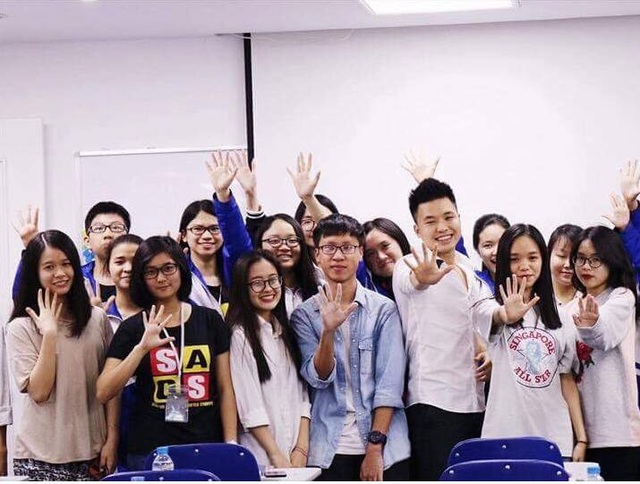 Kinh nghiệm "quyến rũ" đại học quốc tế từ chàng trai quen "săn học bổng” - 2 Hoàng Giang thực hiện nguyên tắc 5 giây cùng các bạn học sinh đến tham dự buổi talkshow kinh nghiệm “săn” học bổng.