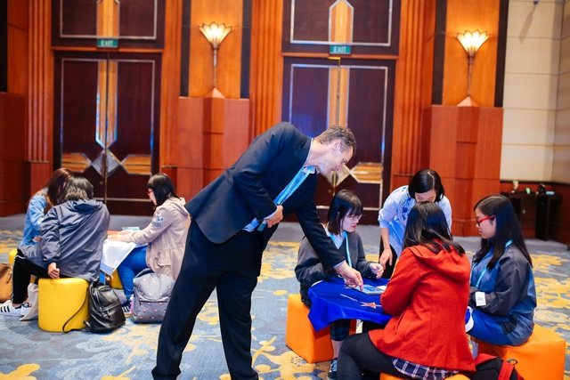 Trải nghiệm thực tế lớp học mô phỏng New Zealand tại Việt Nam - 2 Giáo viên luôn có mặt kịp thời để hỗ trợ các bạn trong quá trình học.