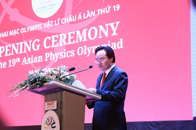 188 học sinh từ 25 quốc gia tham dự Olympic Vật lí châu Á 2018 tại Hà Nội - 1 Bộ trưởng Phùng Xuân Nhạ phát biểu khai mạc kì thi Olympic Vật lí Châu Á lần thứ 19.