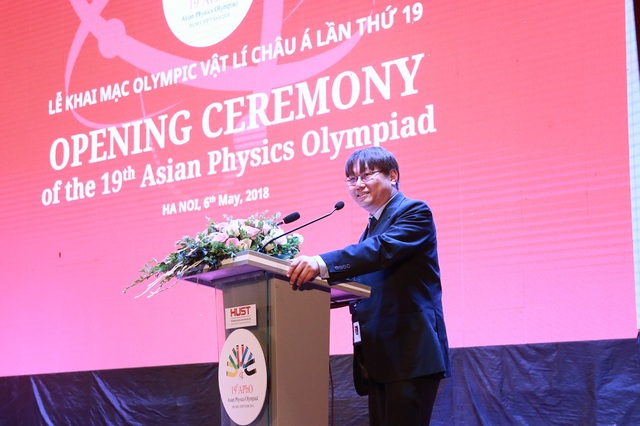 188 học sinh từ 25 quốc gia tham dự Olympic Vật lí châu Á 2018 tại Hà Nội - 2 Ông Leong Chuan Kwek – Chủ tịch APhO trong lễ khai mạc.