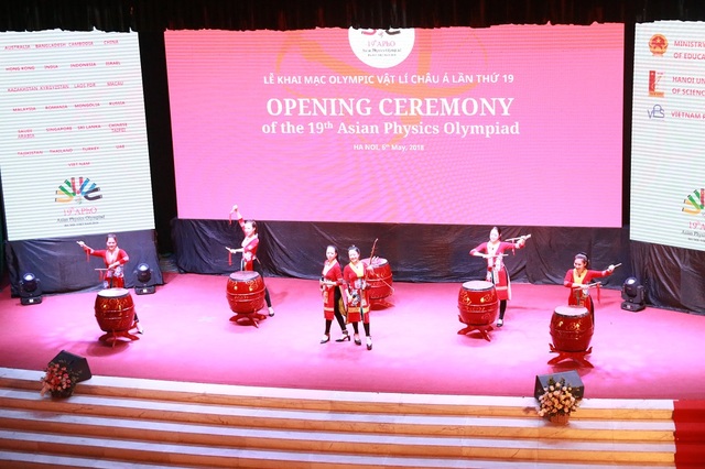 188 học sinh từ 25 quốc gia tham dự Olympic Vật lí châu Á 2018 tại Hà Nội - 5 Màn đánh trống giòn giã khai mạc buổi lễ.