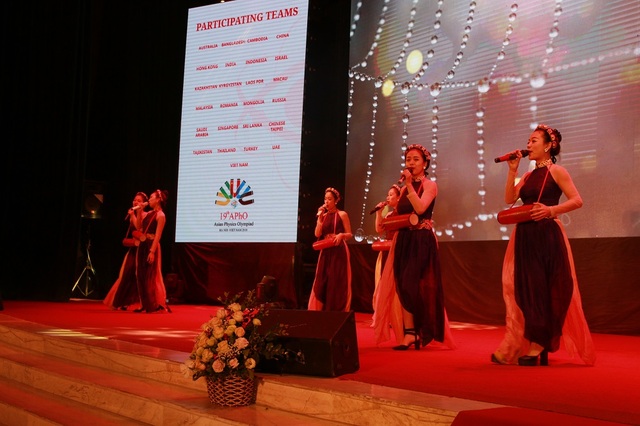 188 học sinh từ 25 quốc gia tham dự Olympic Vật lí châu Á 2018 tại Hà Nội - 6
Biểu diễn tiết mục “Trống cơm” trong lễ khai mạc.