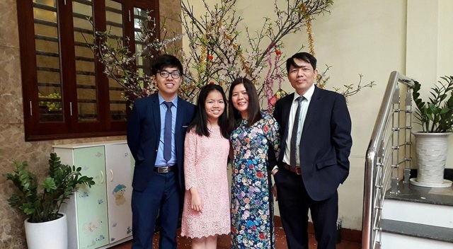 Nam sinh "lập hat-trick" đỗ cùng lúc 3 đại học Ivy League danh tiếng thế giới - 4 Mạnh Linh bên gia đình.