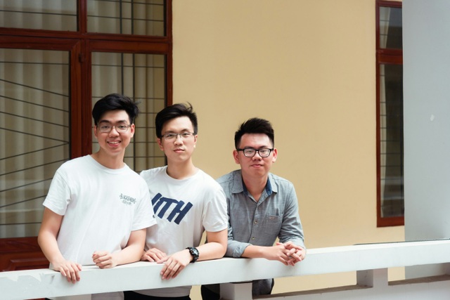 Nam sinh Sài Gòn đỗ 11 đại học Mỹ, tổng học bổng lên tới... 1 triệu USD - 5 Tất Thành (giữa) cho biết một trong những bí quyết đỗ 11 trường với học bổng “khủng” của em là thường xuyên trao đổi thư từ, email với đại diện của trường.