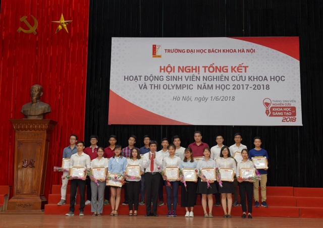 Các sinh viên đạt giải Nhất công trình NCKH cấp trường năm học 2017-2018 nhận bằng khen và giải thưởng.