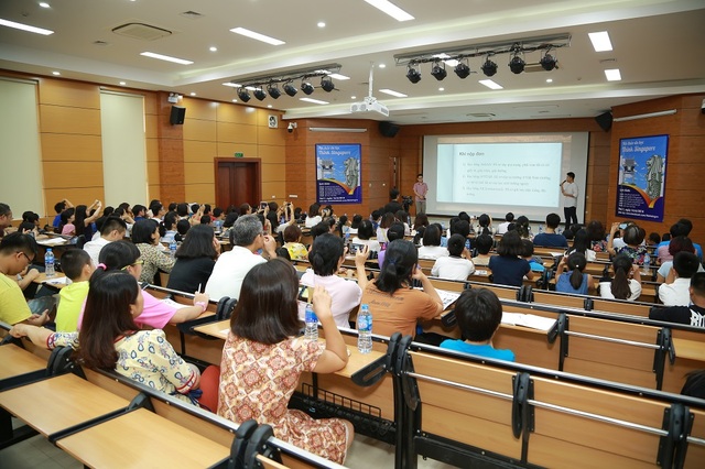 Du học tại các nước châu Á có bị coi "lỗi thời và lạc hậu"? - 3 Buổi hội thảo thu hút các bậc phụ huynh, các em học sinh đến tham dự.