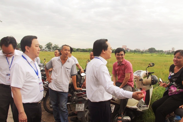 Bộ trưởng Phùng Xuân Nhạ thị sát thi ngày đầu tại Gia Lâm, Hà Nội - 2 Bộ trưởng dừng lại bên đường hỏi thăm các vị phụ huynh đang chờ con trước cổng trường.