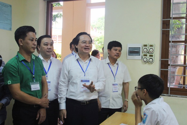 Bộ trưởng Phùng Xuân Nhạ thị sát thi ngày đầu tại Gia Lâm, Hà Nội - 7 Bộ trưởng vào từng phòng thi hỏi han thí sinh.
