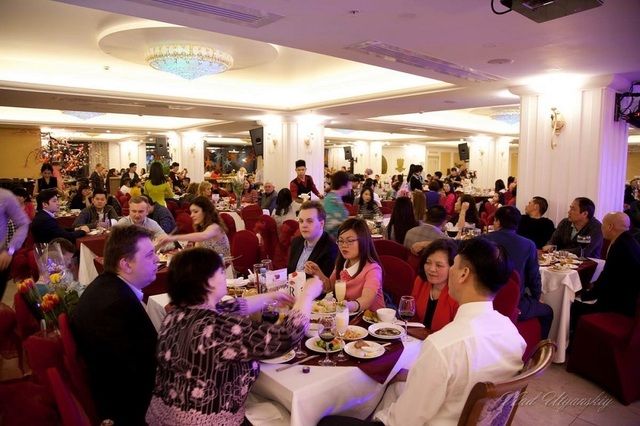 Muôn kiểu “hốt bạc” mùa World Cup của du học sinh Việt tại Nga - 8
Do khách nước ngoài đổ về nước Nga đợt này nhiều nên nhu cầu ăn uống cũng tăng. Sinh viên thường đi làm thêm bán thời gian hoặc toàn thời gian tại các nhà hàng món ăn Việt Nam. Một ngày kiếm được 400.000 -600.000 đồng. (Ảnh: Huyền Vũ)