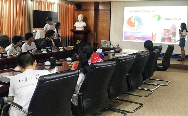 Sinh viên Việt tại Viện công nghệ số 1 thế giới tổ chức trại hè Toán ở quê nhà - 2 Học sinh nhóm Khoa học môi trường đang thuyết trình về dự án của nhóm.