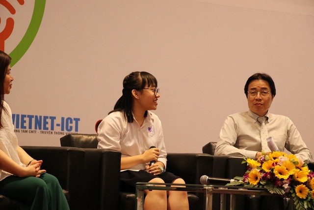 Phụ huynh ít có thời gian và kiến thức để bảo vệ trẻ trên môi trường mạng - 3 Em Hoàng Thùy Linh (giữa), đại diện trẻ em chia sẻ tại hội thảo.