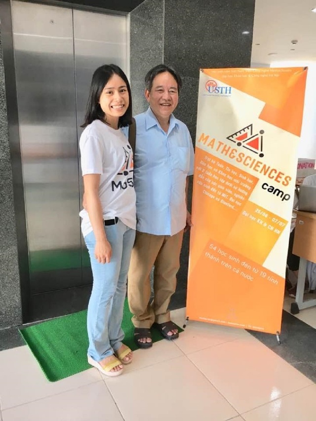 Nữ kĩ sư Việt tại Mĩ: "Du học không làm chảy máu chất xám mà còn làm tăng chất xám" - 3
Vũ Minh Châu và bố tại ngày hội Toán và Khoa học 2018 - một hoạt động do MaSSP tổ chức nhằm quảng bá các ứng dụng thực tiễn của Toán và Khoa học vào đời sống.