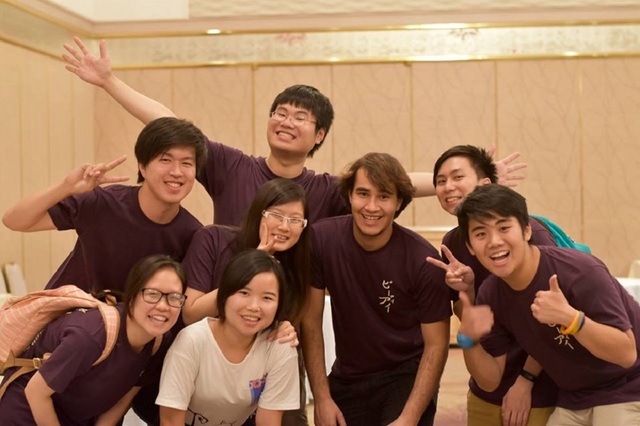 Đằng sau quyết định nghỉ học một năm của nữ sinh Việt tại ĐH Princeton danh tiếng - 2 Thùy Linh (hàng đầu ngoài cùng bên trái) và các bạn tại Mĩ.