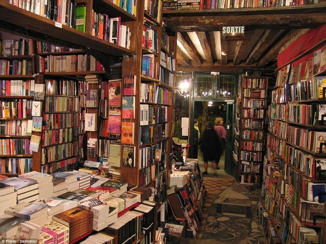 Điều thú vị bên trong những hiệu sách đẹp nhất thế giới - 3 Hiệu sách Shakespeare and Company. (Ảnh: Flickr)