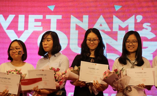 Nộp đơn vào ĐH Harvard: Thông minh không quan trọng bằng “sẵn sàng hành động” - 3 Lần lượt từ trái sang: Phương Nhung và Ngọc Diệp đạt giải Sáng tạo; em Nguyễn Minh Hà (thứ 3) đạt giải Dự án được bình chọn nhiều nhất); em Nguyễn Nga Nhi (phải, ngoài cùng) đạt giải Nổi bật.