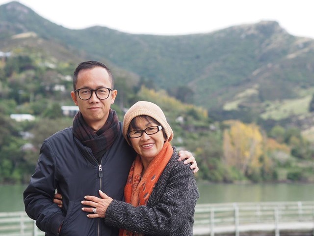 Gặp gỡ cặp vợ chồng Việt “đông con cháu” nhất ở Christchurch – New Zealand - 5 Cô Hà cùng cậu con trai với câu chuyện tình dễ thương.