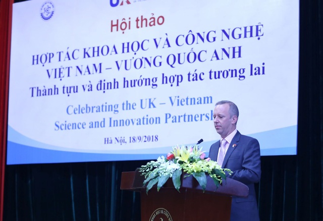 Hai tiến sĩ Việt được vương quốc Anh ghi nhận vì đóng góp khoa học - 2
Đại sứ Anh tại Việt Nam ghi nhận và xướng tên hai tiến sĩ Việt tại sự kiện ngày 18/9. (Ảnh: Most.gov)