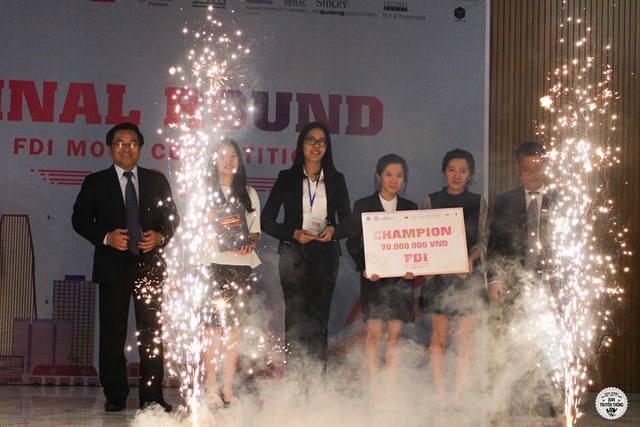Bạn trẻ xuất sắc đại diện Việt Nam sẽ thi đấu Phiên tòa giả định về đầu tư tại Thụy Điển - 2 Đội thi Học viện Ngoại giao trong giây phút nhận giải vô địch vòng thi quốc gia.