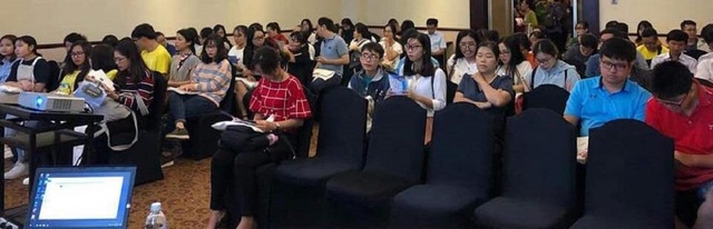 Xin visa du học Pháp dễ hay khó? - 2 Đông đảo phụ huynh, học sinh tham dự đang lắng nghe về visa du học Pháp.