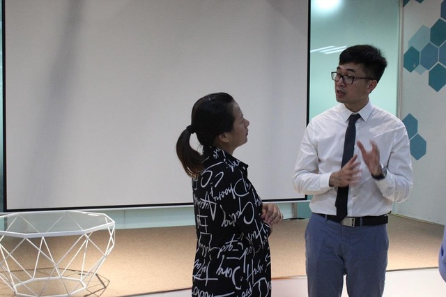 Du học ngành Y tại Mỹ: “Nếu muốn giàu, đừng theo nghề bác sĩ!” - 1 Bác sĩ Trần Huỳnh tư vấn cho người tham dự trong buổi nói chuyện.