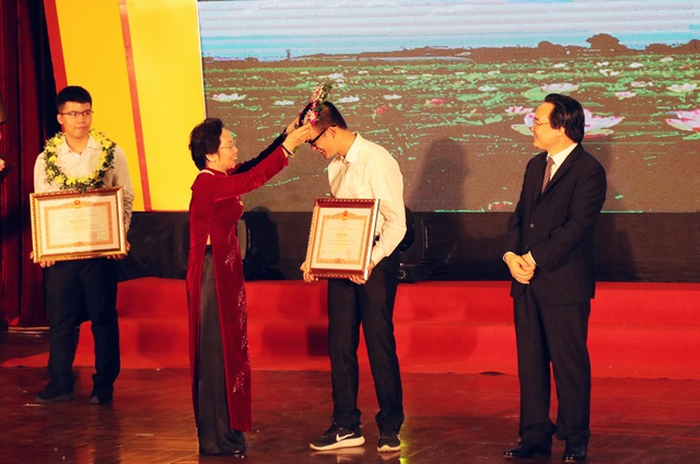 Tuyên dương 33 học sinh giành thành tích cao tại Olympic quốc tế và khu vực 2018 - 3
Bà Nguyễn Thị Doan (Nguyên Phó chủ tịch nước, Chủ tịch Hội khuyến học Việt Nam) trao vòng nguyệt quế, bằng khen của Thủ tướng Chính phủ cho các học sinh xuất sắc.