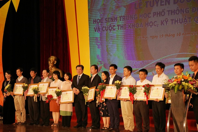 Tuyên dương 33 học sinh giành thành tích cao tại Olympic quốc tế và khu vực 2018 - 6 Vinh danh các thầy cô giáo đã có công dạy dỗ, huấn luyện các đội tuyển Olympic Việt Nam thi đấu và giành giải quốc tế, khu vực.