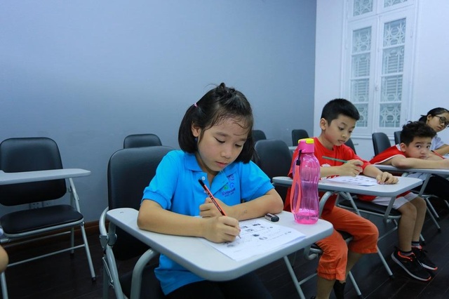 Thạc sĩ ĐH Harvard: “Muốn con thành công, hãy cho con học viết” - 2 Học sinh nên được học viết tiếng Anh từ sớm.