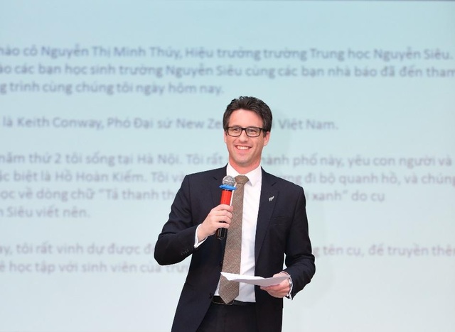 Ấn tượng bài phát biểu bằng tiếng Việt của Phó đại sứ New Zealand tại Việt Nam - 1 Ông Keith Conway gây ấn tượng mạnh bằng bài phát biểu bằng Tiếng Việt trước 500 em học sinh
