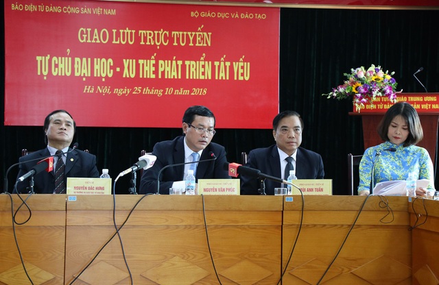 Tự chủ đại học: Cân nhắc kỹ bài toán tăng học phí - 2 Các nhà quản lý giáo dục, lãnh đạo đại học cùng trao đổi về các mặt của tự chủ đại học.