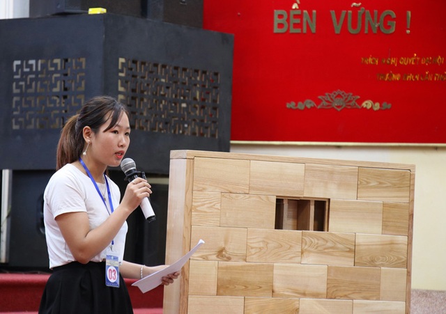 Sinh viên thiết kế gạch gỗ Việt giành ngôi quán quân cuộc thi “Khởi nghiệp Lâm nghiệp 2018” - 1 Đại diện nhóm “Gạch gỗ Việt-2Gvi” thuyết trình về dự án bên cạnh sản phẩm mẫu.
