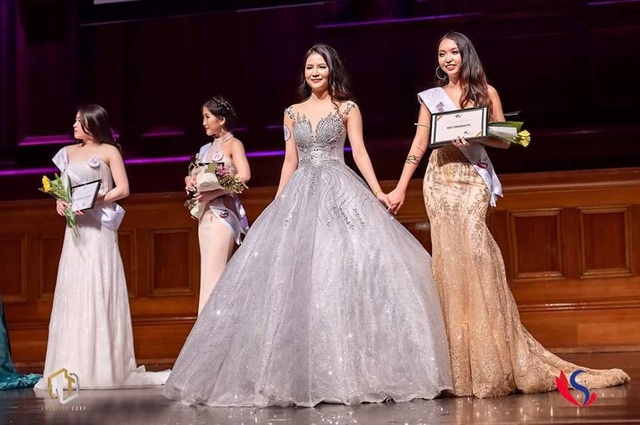Hoa khôi du học sinh Việt tại Úc 2018: "Sẽ theo đuổi nghề giáo" - 2 Xuất sắc vượt qua các vòng thi, Gia Bảo (ngoài cùng, phải) hoàn toàn thuyết phục ban giám khảo ở đêm chung kết VMiss 2018.
