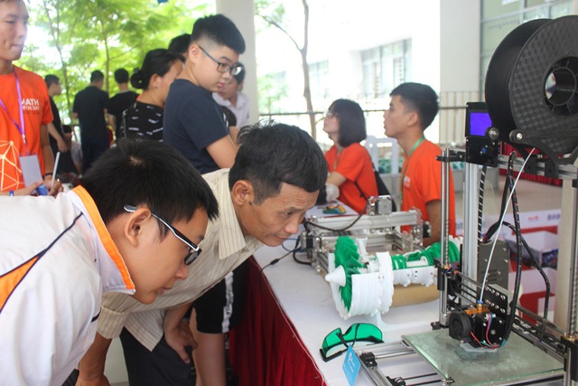 Gần 3.000 người tham dự hào hứng trải nghiệm Ngày hội Toán học Mở 2018 - 2 Các mô hình, trò chơi ứng dụng của Toán học rất thực tế và gần gũi