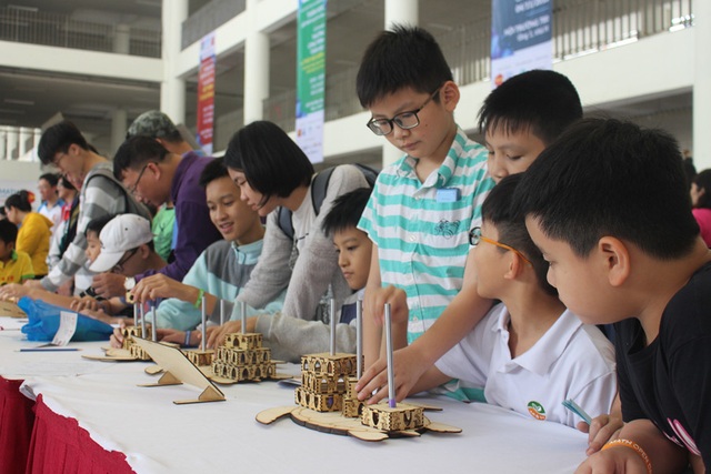 Gần 3.000 người tham dự hào hứng trải nghiệm Ngày hội Toán học Mở 2018 - 3 Các em học sinh cùng tham quan và trải nghiệm các trò chơi ứng dụng Toán học