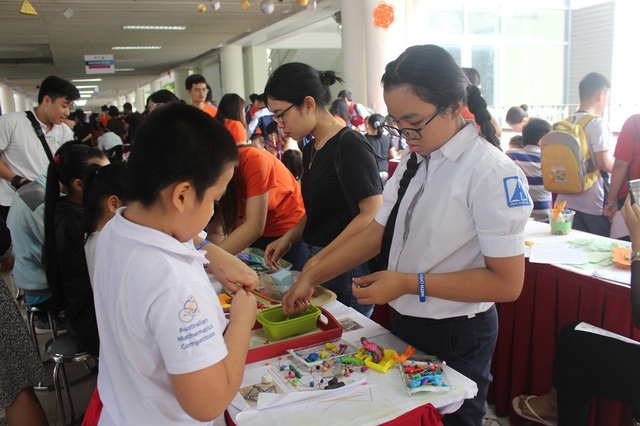 Gần 3.000 người tham dự hào hứng trải nghiệm Ngày hội Toán học Mở 2018 - 5 Các em nhỏ say mê với trải nghiệm lắp mô hình, liên kết, cấu tạo vật lý từ đất nặn.
