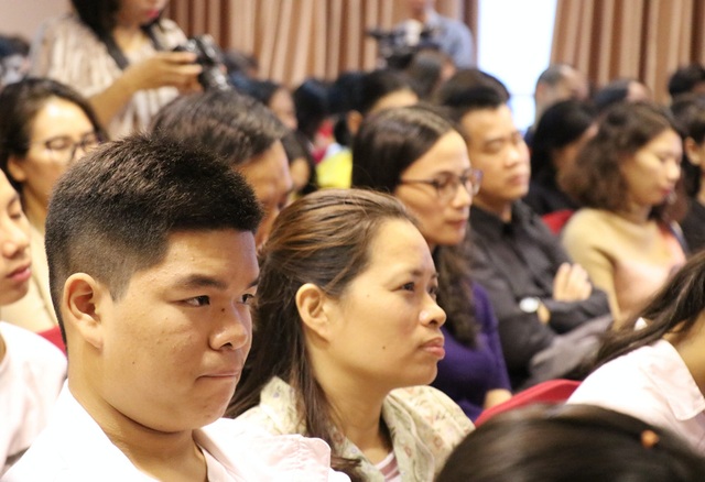 “Bí kíp” để phụ huynh đồng hành cùng con chinh phục thành công vào kỳ thi lớp 10 - 1 Đông đảo phụ huynh lắng nghe tư vấn về cách đồng hành cùng con chinh phục kỳ thi lớp 10 thành công.