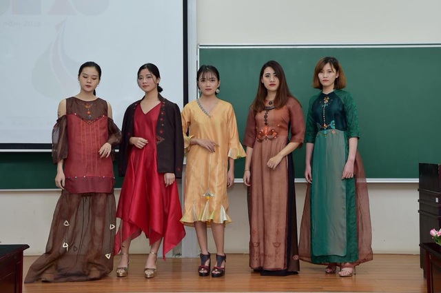 Mang Toán học “thổi hồn” vào những sản phẩm thời trang - 2 Những thiết kế được lấy cảm hứng từ tri thức toán học trên nền chất liệu vải lụa dưới sự tài ba của NTK Xuân Thu.