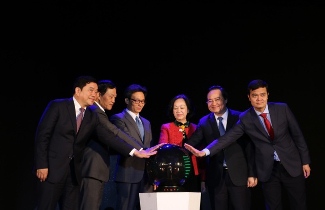 Phó Thủ tướng Vũ Đức Đam: Doanh nghiệp là “bà đỡ” cho ý tưởng khởi nghiệp sinh viên - 2 Trưởng ban Dân vận TƯ Trương Thị Mai, Phó Thủ tướng Chính phủ Vũ Đức Đam, Bộ trưởng Bộ GD&ĐT Phùng Xuân Nhạ, Thứ trưởng Bộ KH&CN Trần Văn Tùng, Bí thư TƯ Đoàn - Chủ tịch Hội SV Việt Nam Bùi Quang Huy và Hiệu trưởng ĐH Kinh tế Quốc dân bấm nút khai mạc ngày hội.