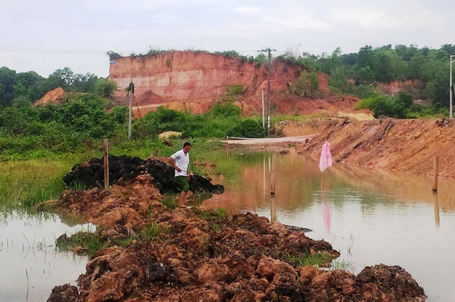Hiện trường nơi 2 chị em ruột bị lọt hố nước tử vong ngày 17/6/2015. Công trình do công ty Nhơn Thành thi công.
