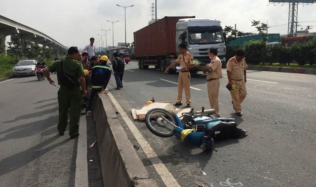 Chạy vào làn ô tô, người đi xe máy bị tông chết - 1
Hai nam công nhân liều lĩnh chạy xe máy vào làn đường ô tô và xảy ra tai nạn khiến 1 người tử vong.