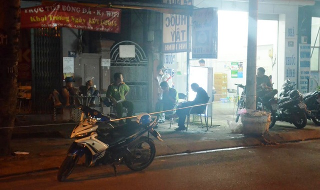 Nam thanh niên bị đâm chết trong quán cà phê - 1 Lực lượng công an phong toả hiện trường để khám nghiệm, truy xét vụ án mạng tại quán cà phê T.A, phường Bình Chiểu, quận Thủ Đức.