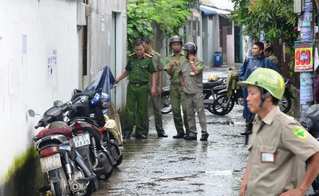 Nổ bình chữa cháy, một nam thanh niên tử vong - 1 Lực lượng công an phong toả nghiêm ngặt hiện trường vụ nổ nghi do bơm khí bình chữa cháy.