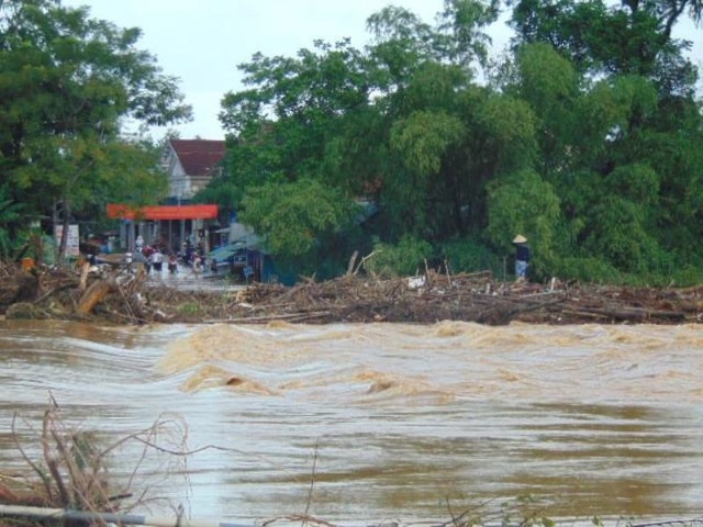 Hà Tĩnh mưa lớn, hàng ngàn học sinh phải nghỉ học - 1 Hà Tĩnh mưa lớn, hàng ngàn học sinh phải nghỉ học - 1