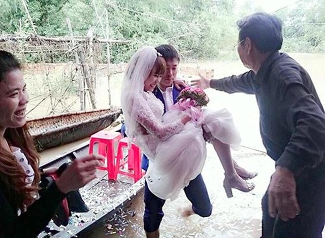 Chú rể chèo thuyền vượt lũ rước cô dâu - 5
Chú rể bế cô dâu vào nhà