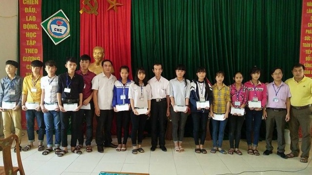 Cựu sinh viên FPT sẻ chia những đồng tiền lương đầu tiên đến học sinh vùng lũ - 3
Nhà báo Duy Thảo, Trưởng VPĐD báo Dân trí Bắc miền Trung trao 17 suất quà của em Minh đến 17 em học sinh ở Trường THPT Hàm Nghi và Trường THPT Cù Huy Cận